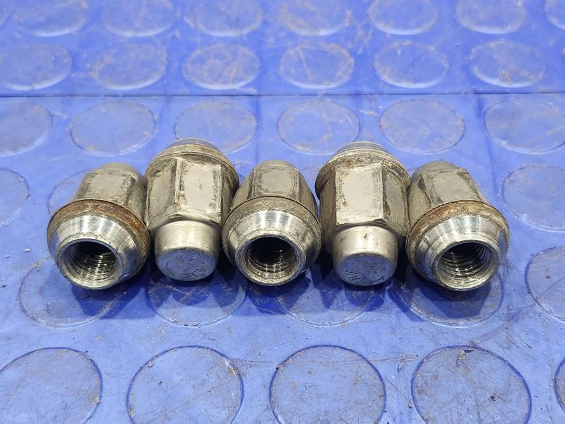 2009 Chevrolet Malibu Lug Nuts