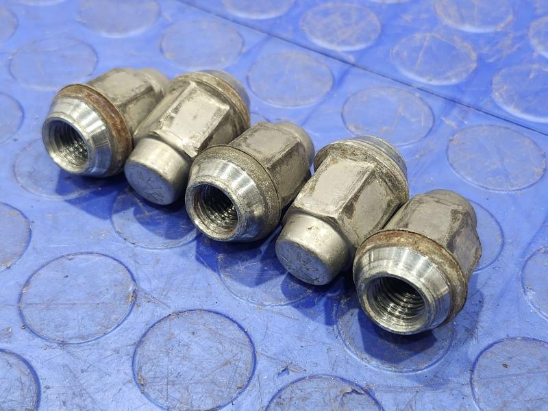 2009 Chevrolet Malibu Lug Nuts