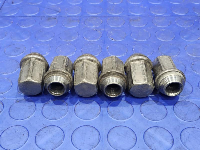 2015 GMC Yukon XL Lug Nuts