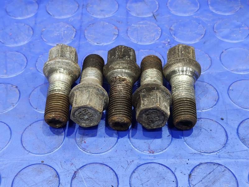 2018 Volkswagen Passat Lug Nuts