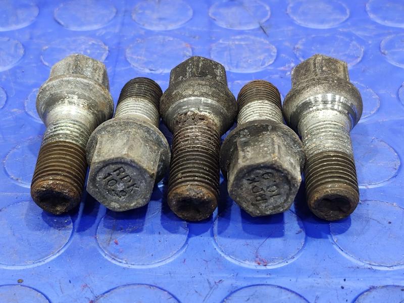 2018 Volkswagen Passat Lug Nuts