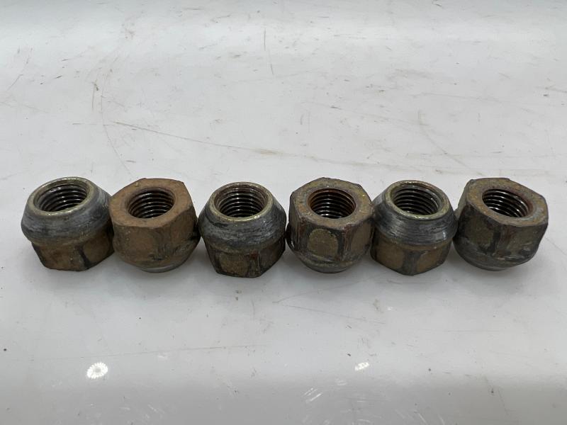 2001 GMC Sierra 1500 Lug Nuts