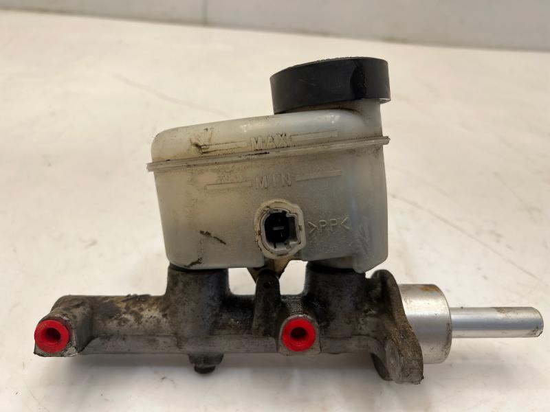 2000 - 2003 Toyota Tundra Brake Master Cylinder Assembly w/ Reservoir OEM 472010C012