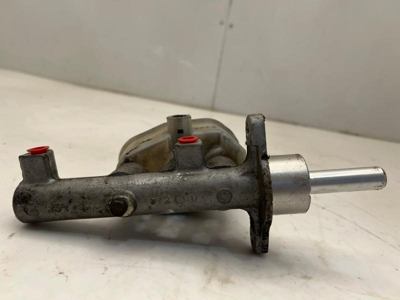 2000 - 2003 Toyota Tundra Brake Master Cylinder Assembly w/ Reservoir OEM 472010C012