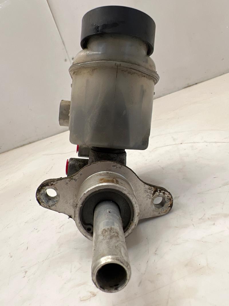 2000 - 2003 Toyota Tundra Brake Master Cylinder Assembly w/ Reservoir OEM 472010C012