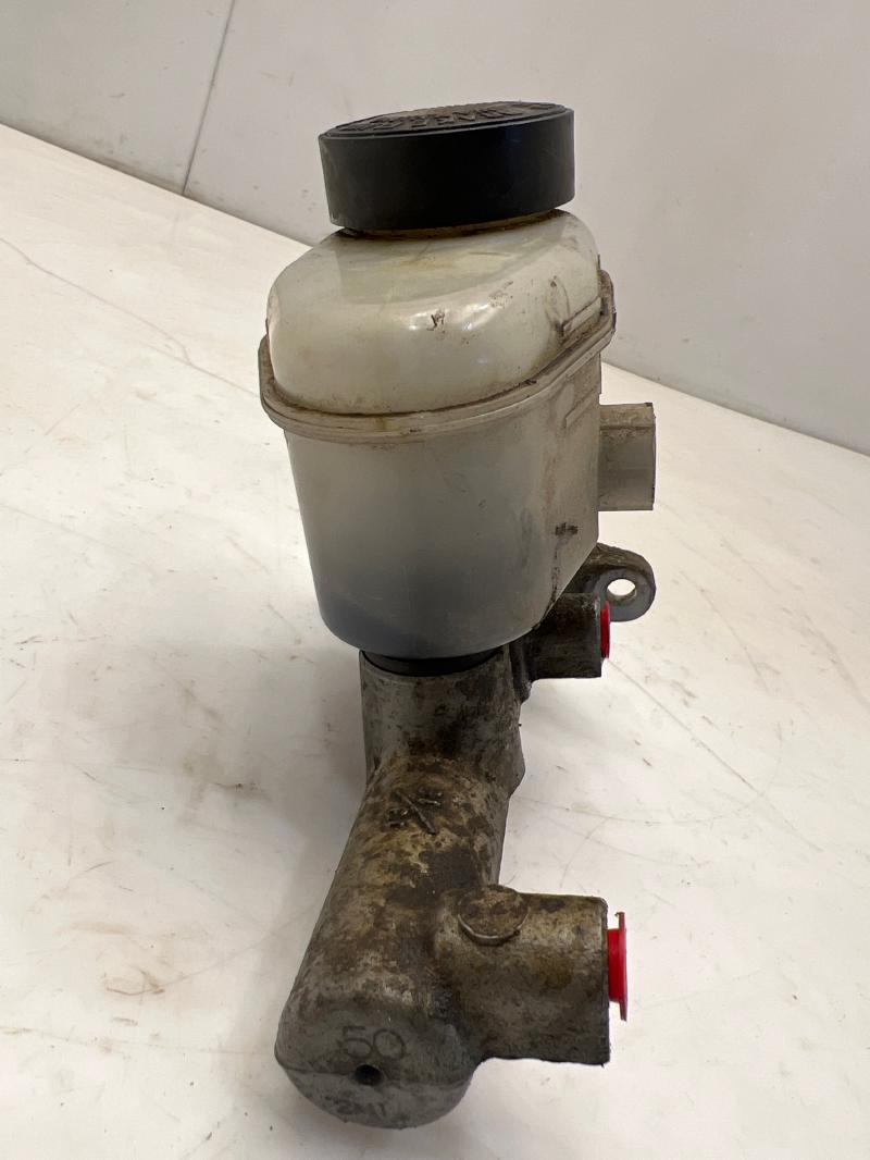 2000 - 2003 Toyota Tundra Brake Master Cylinder Assembly w/ Reservoir OEM 472010C012