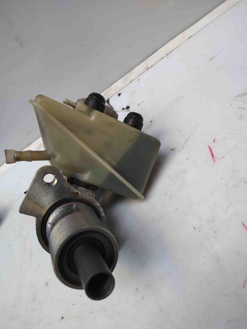 1986 - 1991 Mercedes Benz W126 Girling Brake Master Cylinder Assembly OEM 0044303801