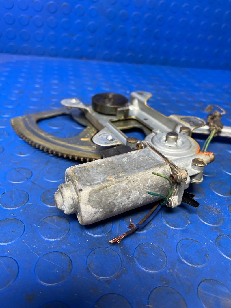 1995 Chevrolet Suburban Front Door Regulator