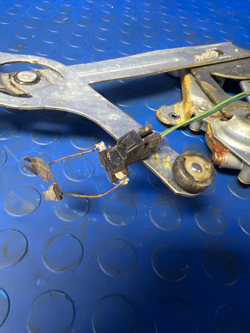1995 Chevrolet Suburban Front Door Regulator