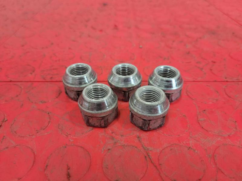 2013 GMC Yukon Lug Nuts