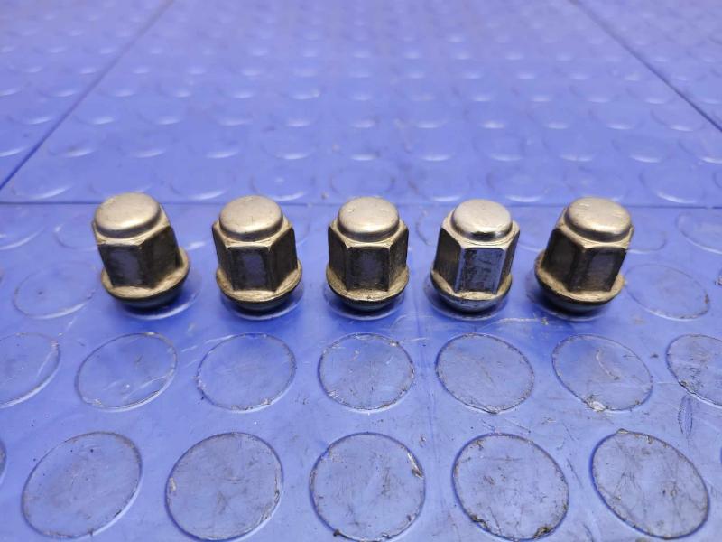 2009 Volkswagen Routan Lug Nuts