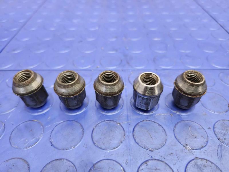 2009 Volkswagen Routan Lug Nuts