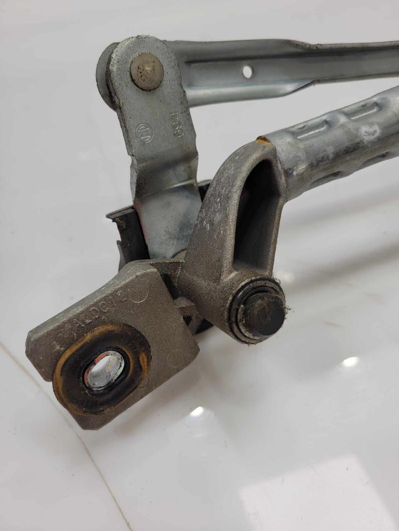 2012 - 2017 Hyundai Veloster Windshield Wiper Linkage Transmission OEM 981202V000