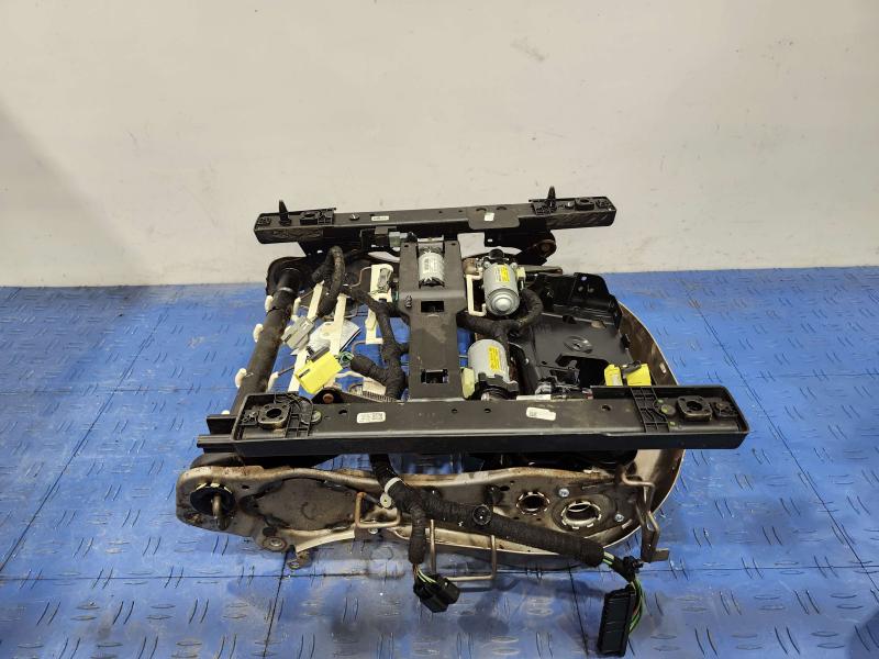 2015 Chrysler 200 Seat Track