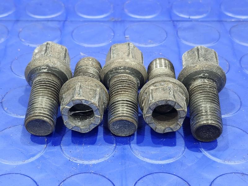 2016 Volkswagen Jetta Lug Nuts