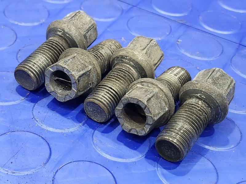 2016 Volkswagen Jetta Lug Nuts