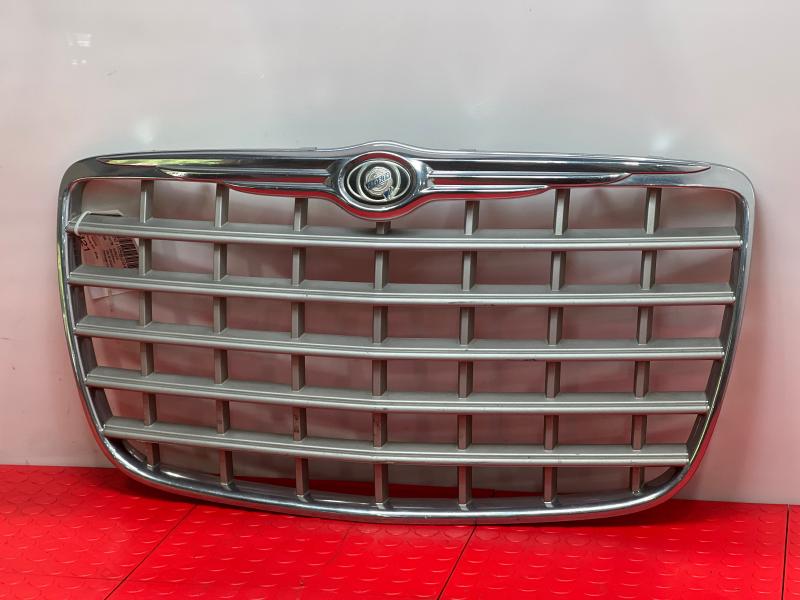 2006 Chrysler 300 Grille
