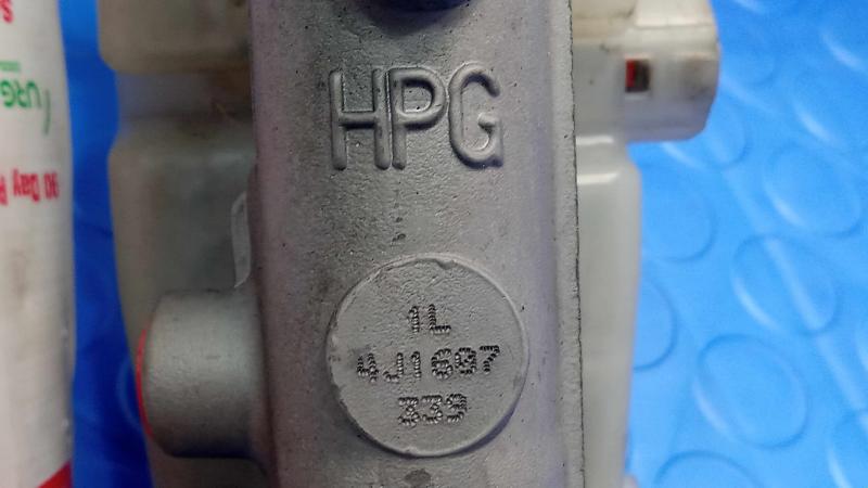 2004-2005 Toyota RAV4 Brake Master Cylinder Assembly Genuine OEM 4720142241
