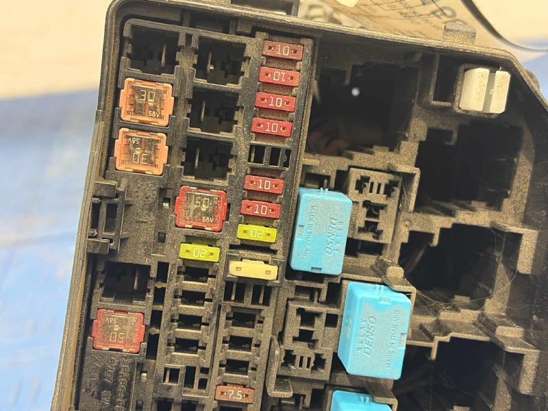 2007 Toyota RAV4 Engine Fuse Box