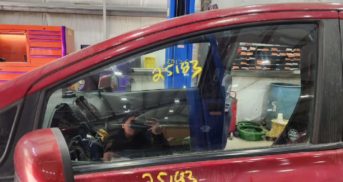 2014-2016 Nissan Versa Note Front Door Glass LH Driver Side OEM 803013WC1A