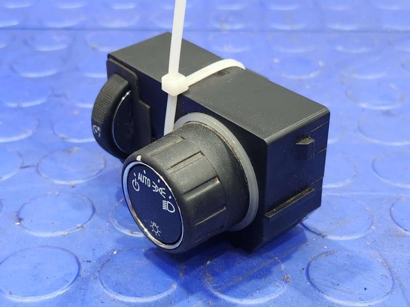 2014 Chevrolet Silverado 1500 Headlight Switch (Dash Mtd)