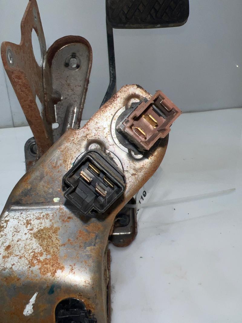 2011 - 2017 Nissan Juke Brake Pedal Assembly w/ Bracket OEM 46501-1KA0B