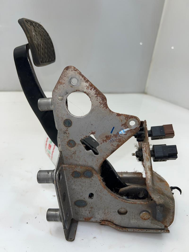 2011 - 2017 Nissan Juke Brake Pedal Assembly w/ Bracket OEM 46501-1KA0B