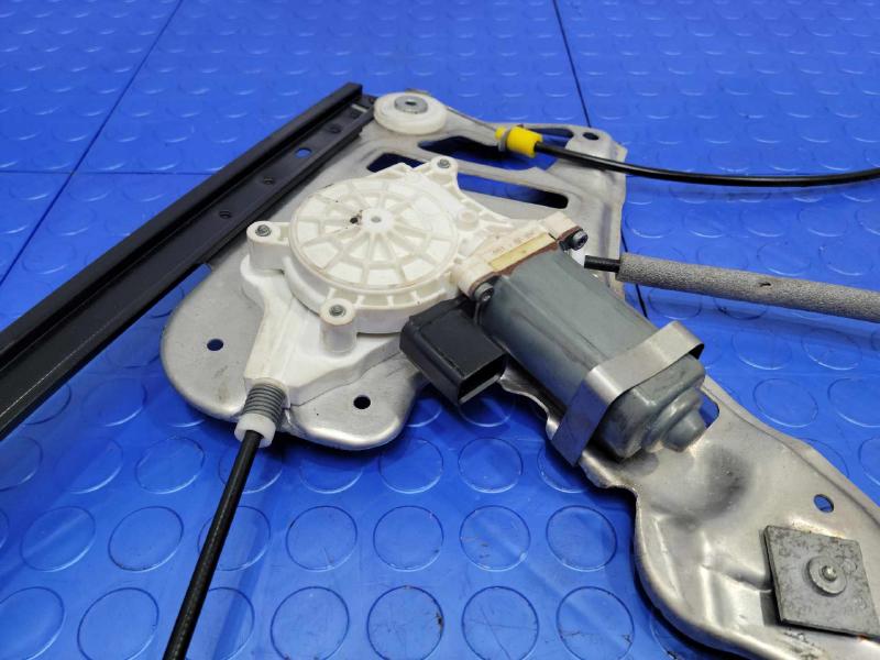 2010 Land Rover Range Rov Front Door Regulator