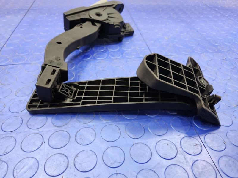 2014-2018 Kia Forte Accelerator Pedal Assembly Genuine OEM 32700A6110