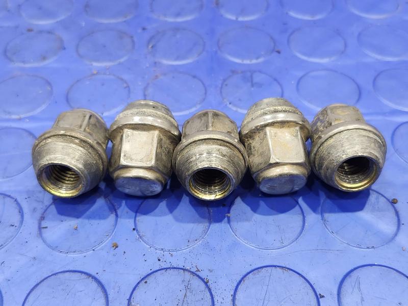 2017 Dodge Grand Caravan Lug Nuts