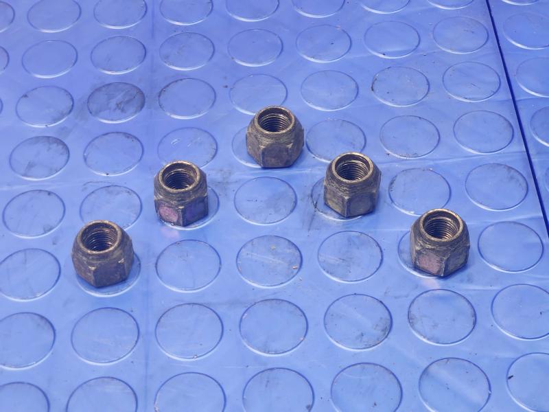 2003 Lincoln Town Car Lug Nuts