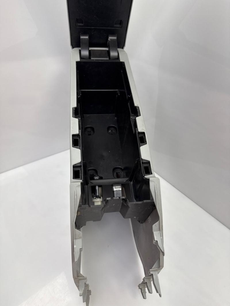 2010 Toyota Prius Front Console
