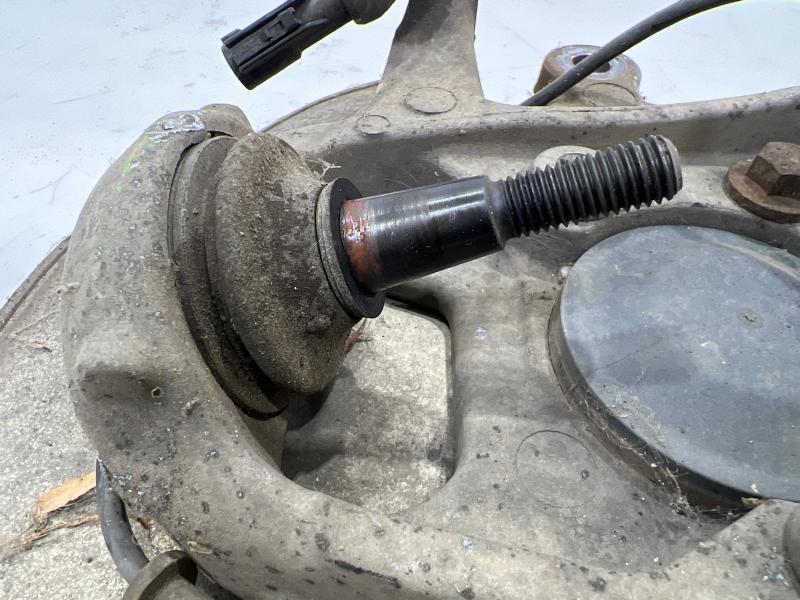 2007 - 2009 Jaguar XK Front Spindle Knuckle with Hub LH Driver Side OEM C2C25752
