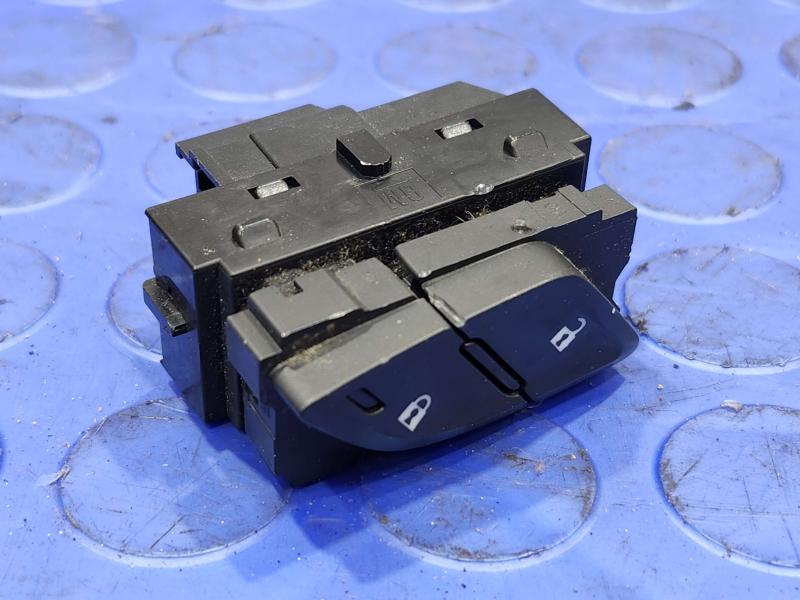 2016 Cadillac ATS Door Switch Front