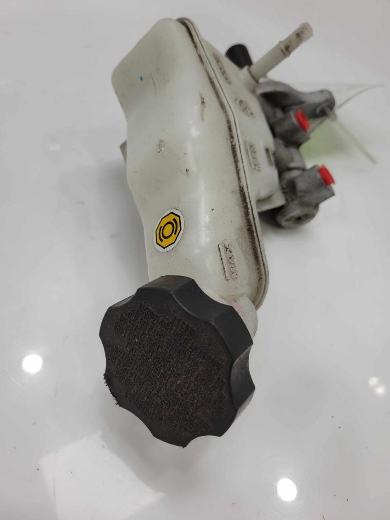 2012 - 2017 Hyundai Veloster Brake Master Cylinder Assembly OEM 585102V200