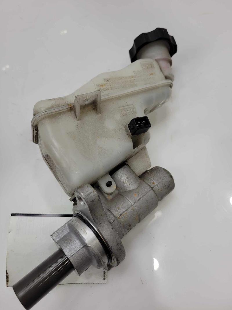2012 - 2017 Hyundai Veloster Brake Master Cylinder Assembly OEM 585102V200