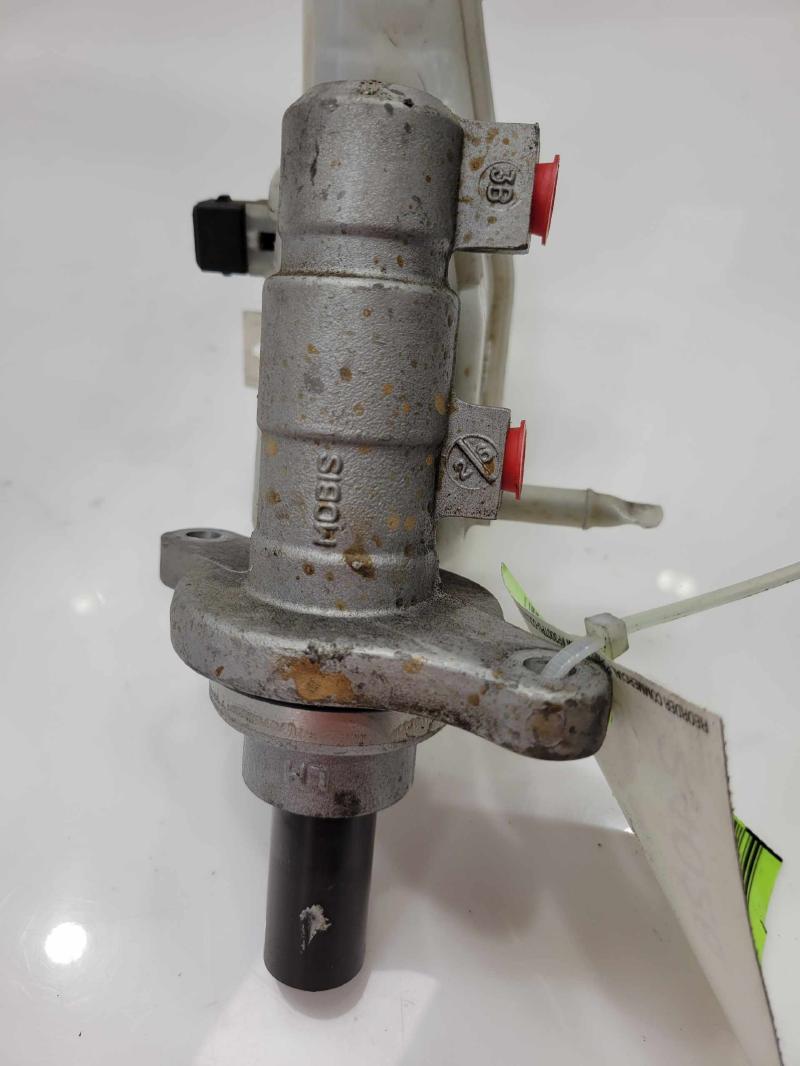 2012 - 2017 Hyundai Veloster Brake Master Cylinder Assembly OEM 585102V200