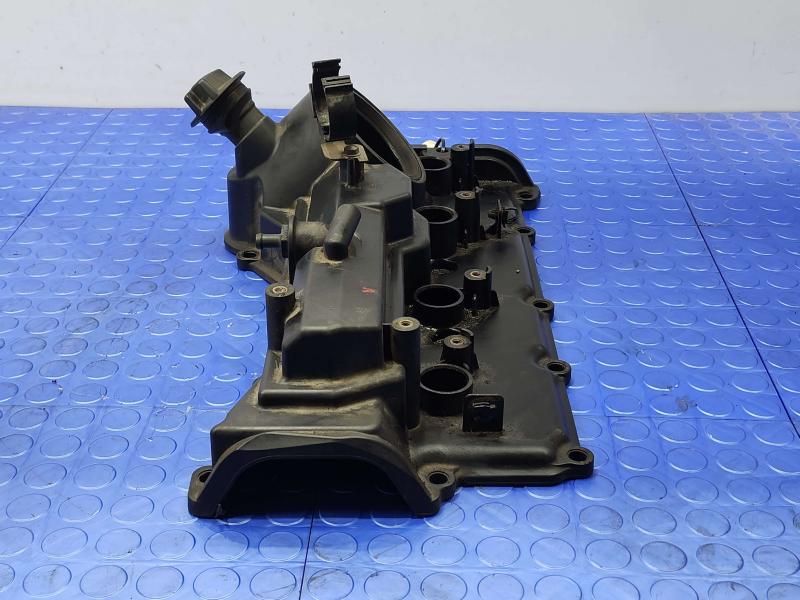 2011 Infiniti QX56 Valve Cover
