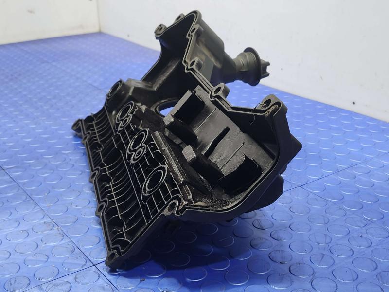 2011 Infiniti QX56 Valve Cover
