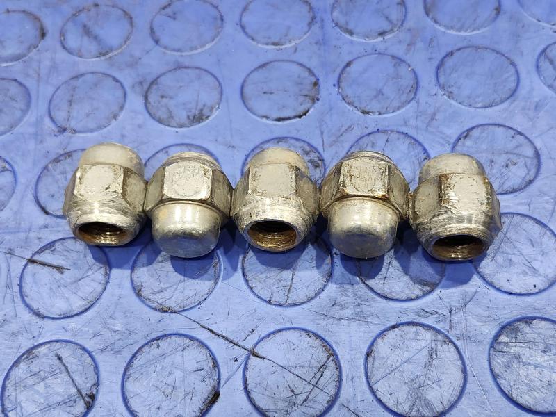 2013 Nissan Pathfinder Lug Nuts