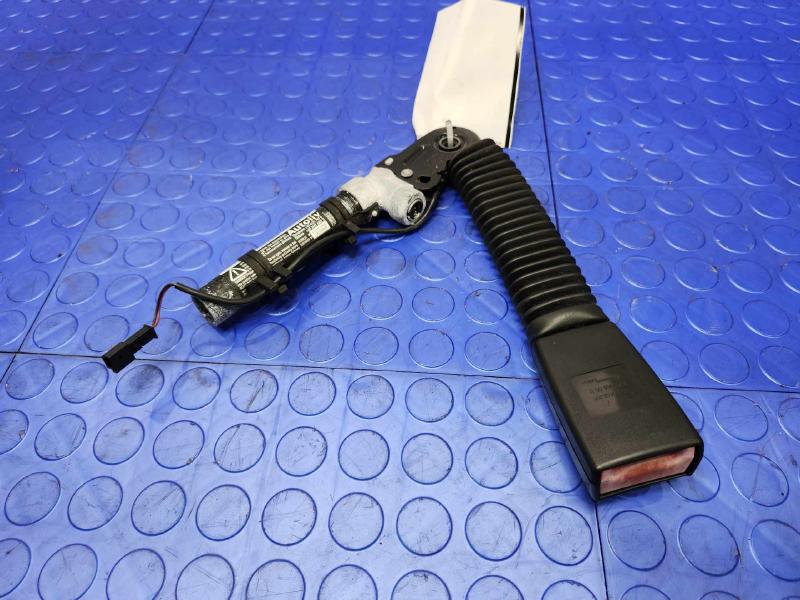 2011 BMW 535i Front Seat Belt