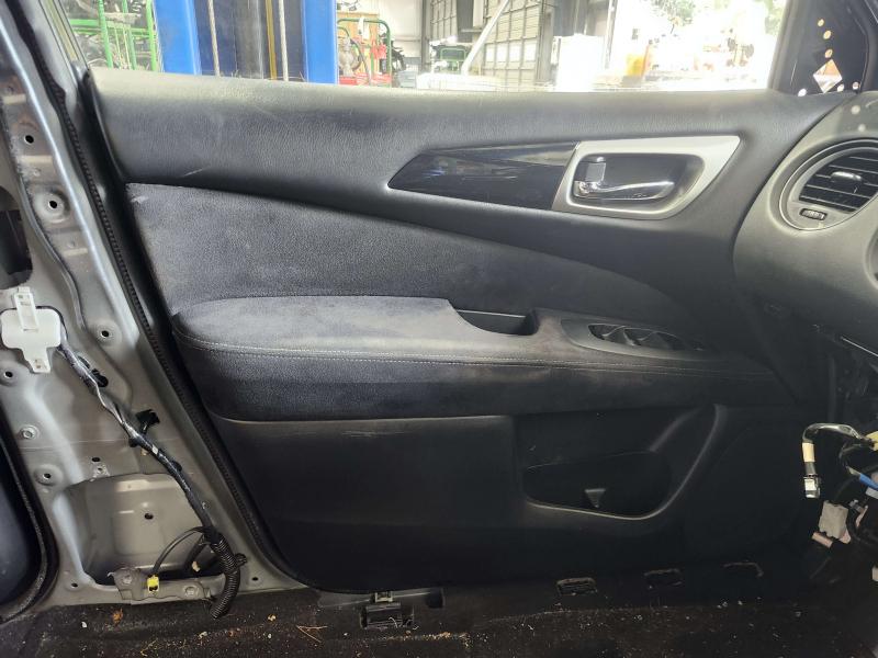 2013 Nissan Pathfinder Front Door Trim Panel