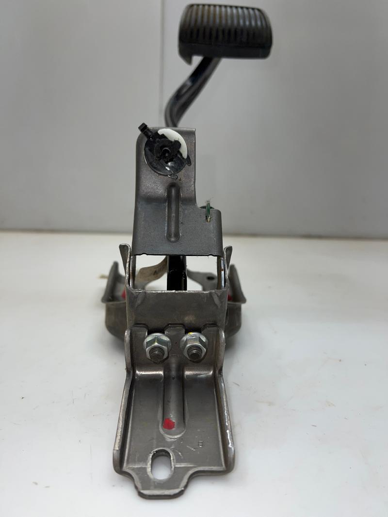 2016 - 2018 Kia Sorento Brake Pedal Assembly OEM 32800C6110