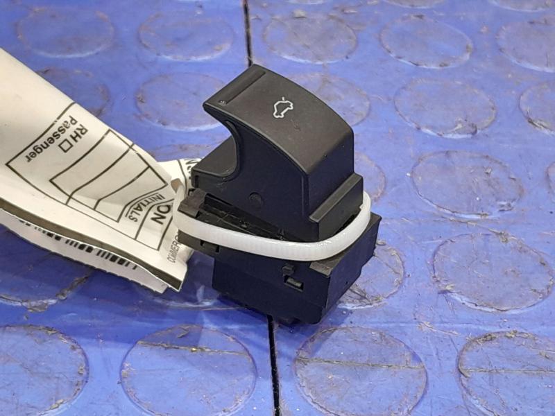 2020 Volkswagen Passat Door Switch Front