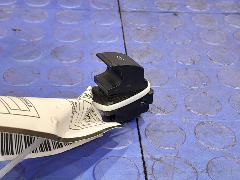 2020 Volkswagen Passat Door Switch Front