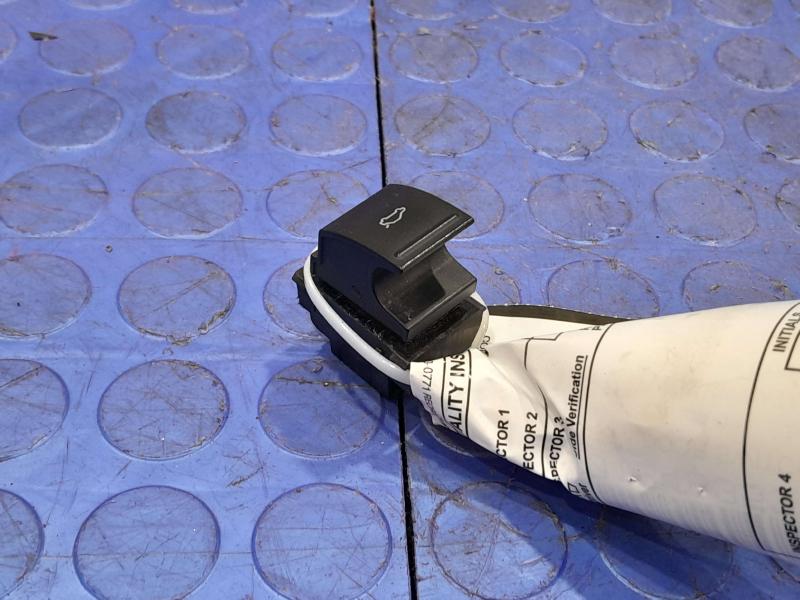 2020 Volkswagen Passat Door Switch Front