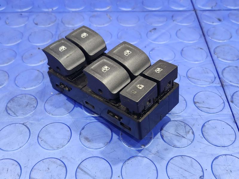 2017 Chevrolet Silverado 2500 Door Switch Front