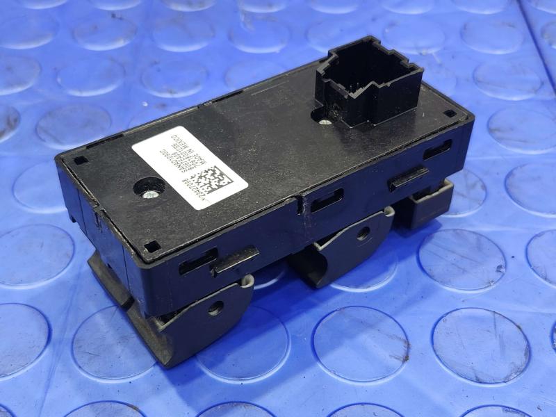 2017 Chevrolet Silverado 2500 Door Switch Front