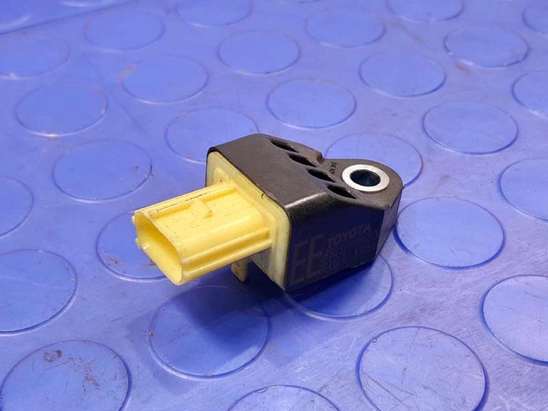 2015-2019 Toyota Sienna Crash Impact Sensor Genuine OEM Part 89831-08050