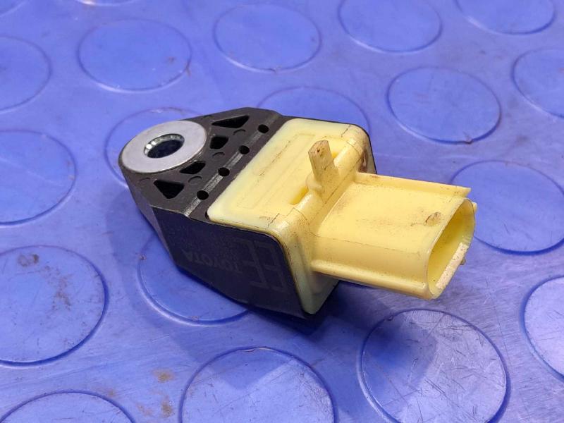 2015-2019 Toyota Sienna Crash Impact Sensor Genuine OEM Part 89831-08050